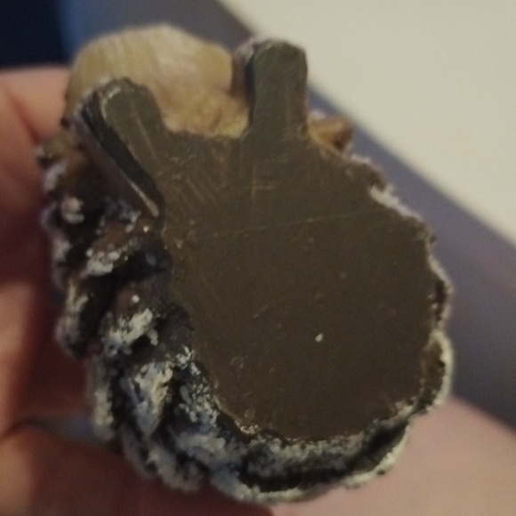 Porcupine statue wearing Santa hat. 79SC.25 - Picture 3 of 3